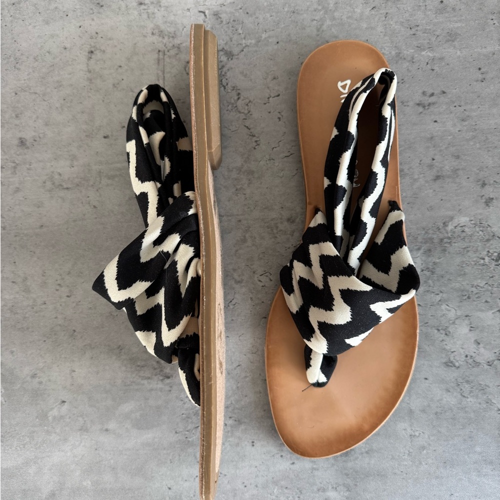 NWOB Black and White Dirty Laundry Sandals 11